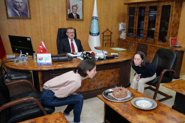 Rektörden hekim adayı ikizlere doğum günü sürprizi