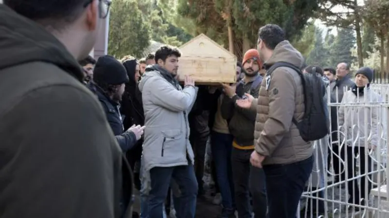 Enkazdan çıkaran ekiplere kalp selamı ile teşekkür etmişti; İstanbul'da toprağa verildi