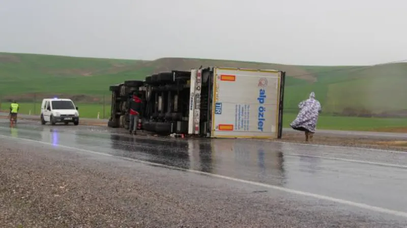 Diyarbakır’da devrilen TIR’ın şoförü yaralandı