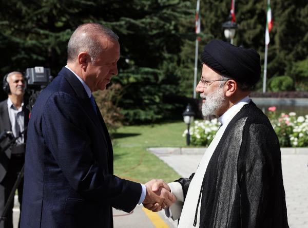 Cumhurbaşkanı Erdoğan, İranlı mevkidaşı Reisi tarafından karşılandı