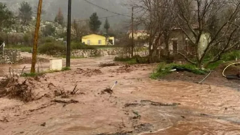 Marmaris'i sağanak ve fırtına vurdu