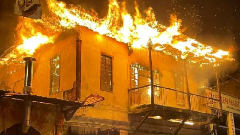 Kozan'da iki katlı binada çıkan yangın hasara neden oldu