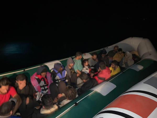 Bodrum'da Yunanistan'ın ittiği 14 kaçak göçmen kurtarıldı