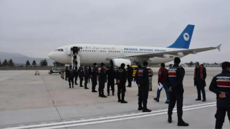 Afganistan uyruklu 227 kaçak göçmen uçakla ülkelerine gönderildi