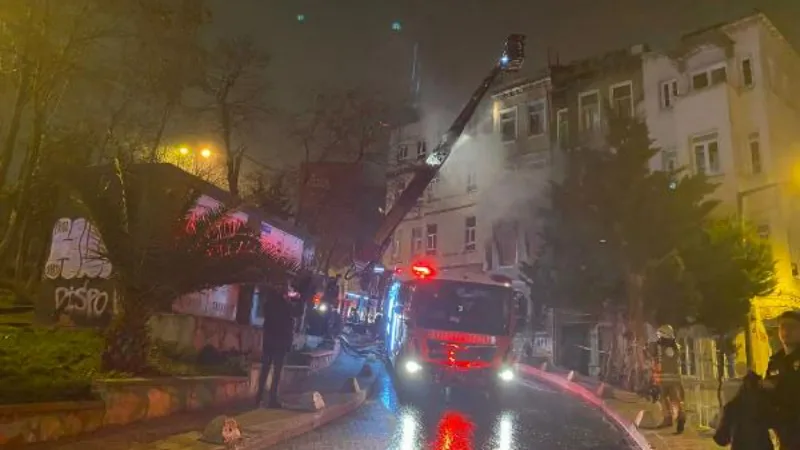Beyoğlu’nda 4 katlı binada çıkan yangında mahsur kalanlar itfaiye ekipleri tarafından kurtarıldı