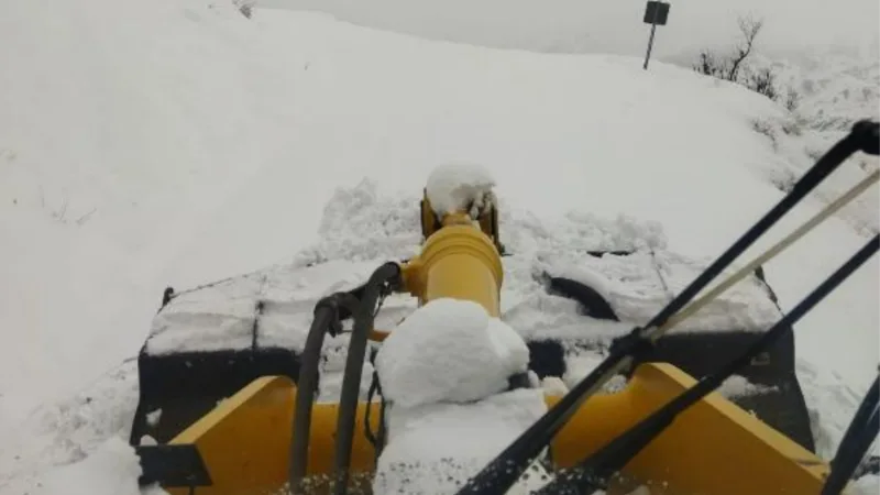 Siirt Şirvan'da kardan kapanan yollar açıldı