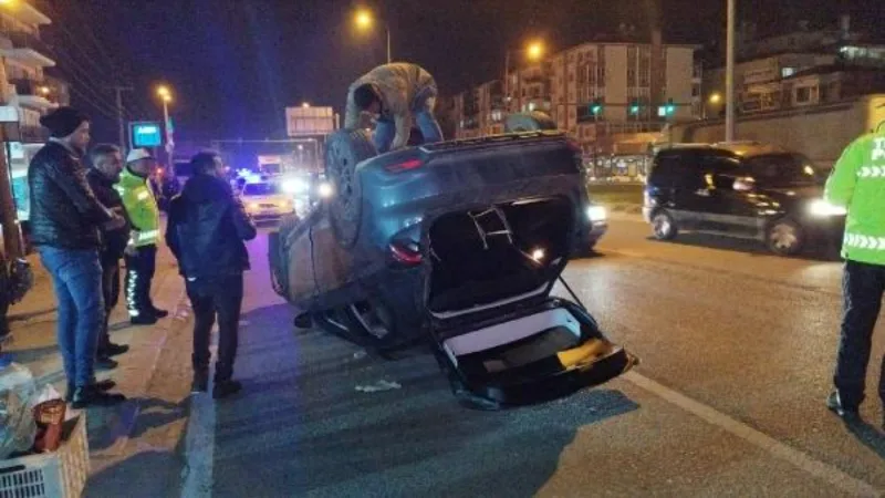 Takla atan otomobilden kendi imkanlarıyla çıkıp kaçtılar