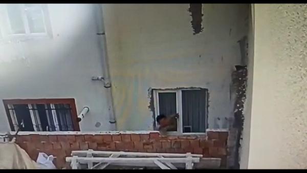 Arnavutköy'de pencere kilidini kırarak eve giren hırsız kamerada
