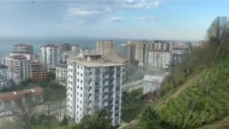 Rize'de fırtına; çatı uçtu, minare devrildi