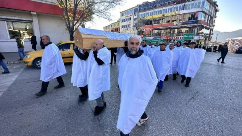 Tunceli'de çöp tesisine karşı çıkan köylülerden kefenli- tabutlu protesto