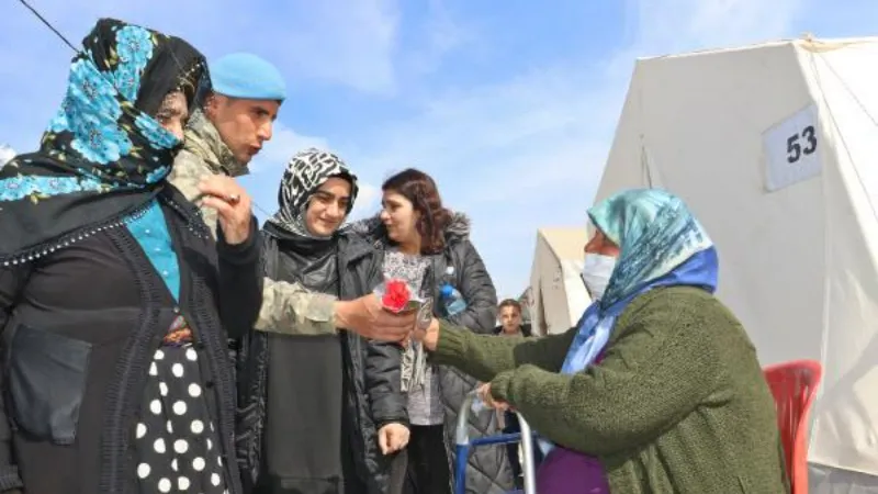 Mehmetçik’ten Malatya'da depremzede kadınlara karanfil