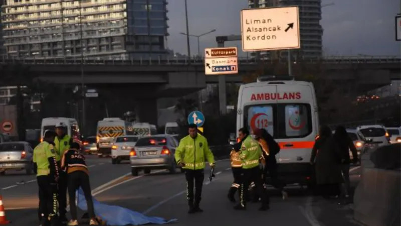 Otomobilin altında 5 metre sürüklenen yaya öldü