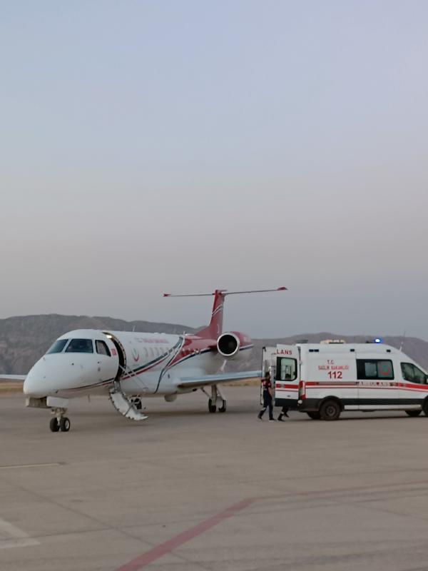 Silah temizlerken yaralanan 2 asker ile intihara kalkışan kişi, ambulans uçakla sevk edildi