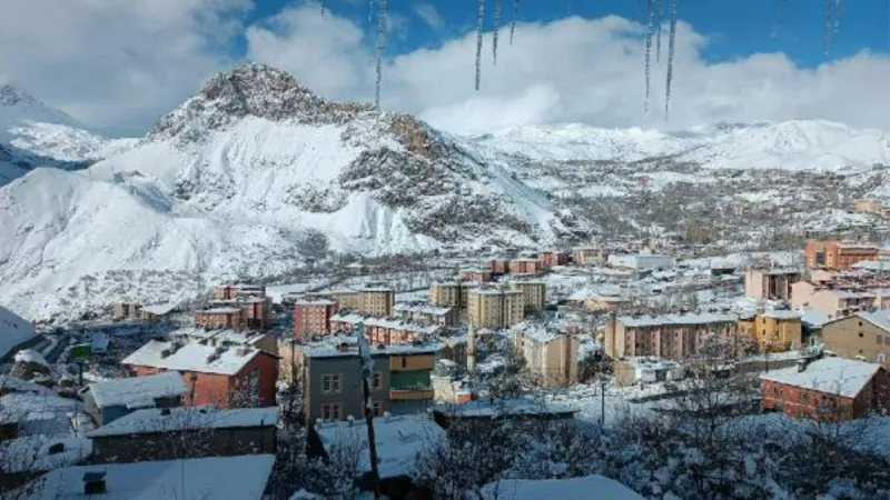 Hakkari'de kar yağışı; 287 yerleşim yerine ulaşım yok