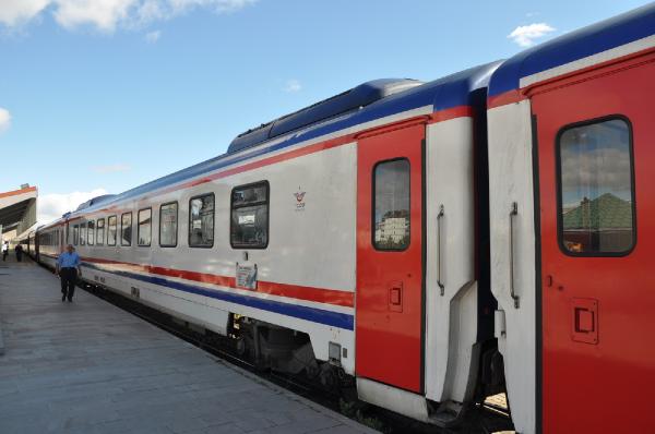 Kars'ta yük treni, demir yoluna düşen kaya parçalarına çarptı