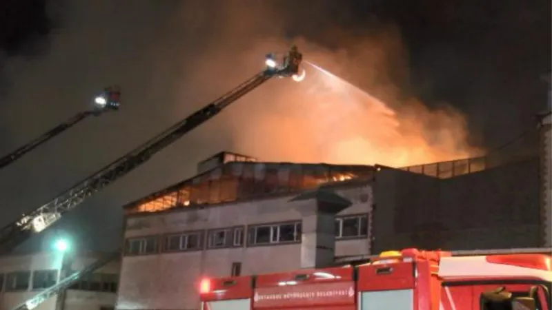 Pendik’te cam fabrikasında yangın çıktı