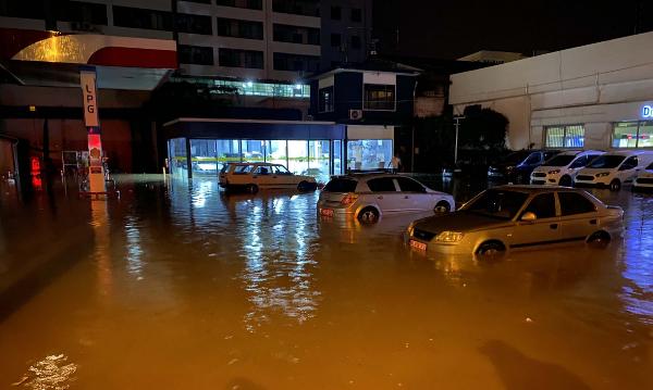 Osmaniye'de sağanak nedeniyle ev ve iş yerlerini su bastı, araçlar suya gömüldü