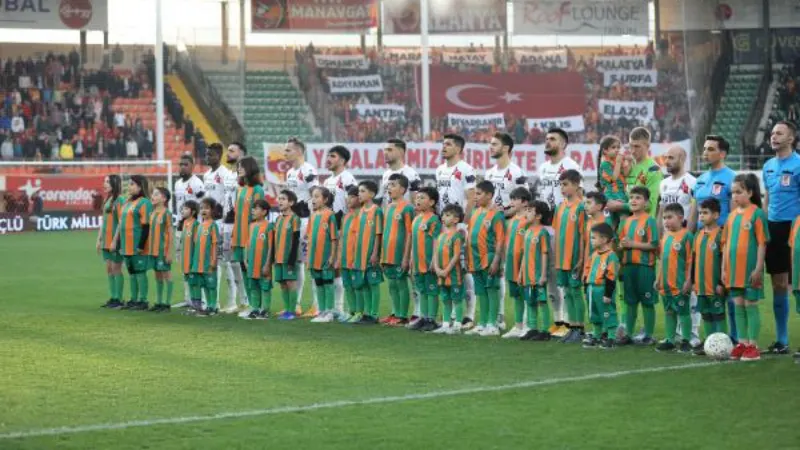 Alanyaspor ile Galatasaray, depremzedeler için sahaya çıktı