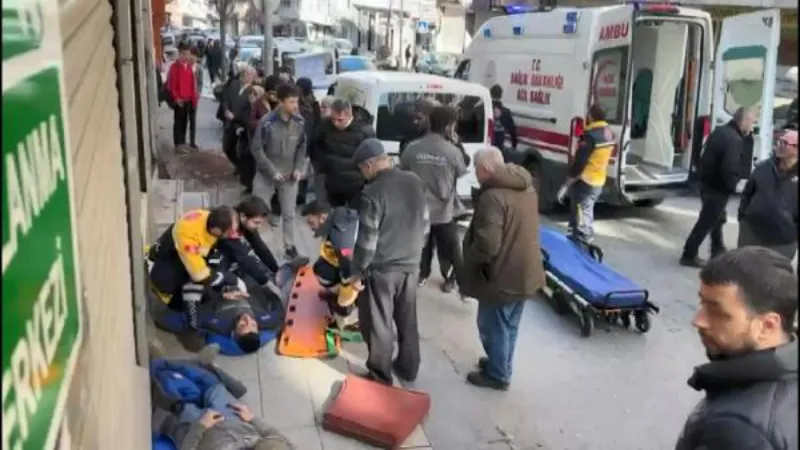 Kağıthane'de 2 teknisyen bebekli kadının üstüne düştü