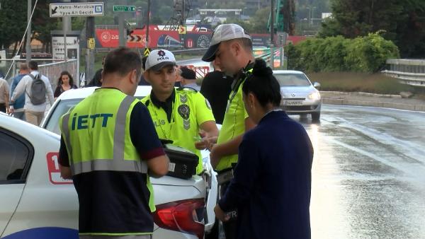 Üsküdar’da İETT otobüsü elektrik panosu ve direğe çarptı