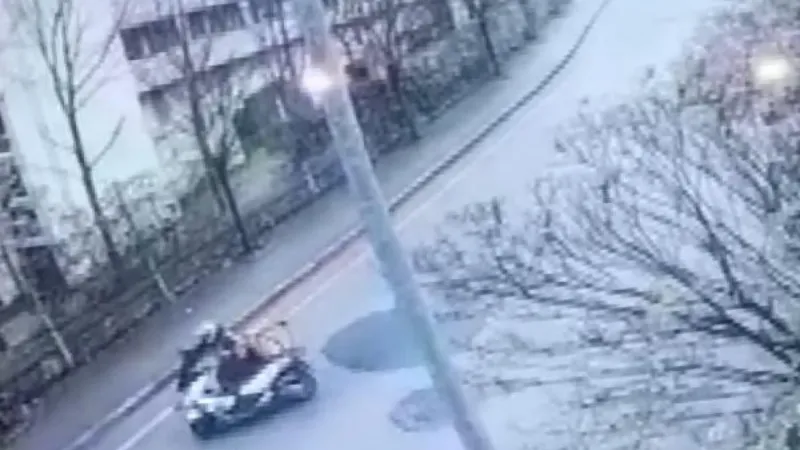 Maltepe'de motosikletli kuryenin İETT otobüsüne çarptığı kaza kamerada 