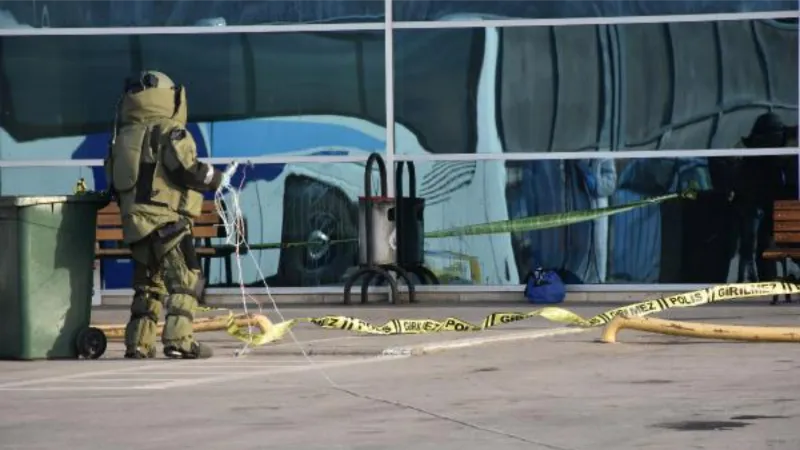 Terminalde fünyeyle patlatılan şüpheli çantadan salça ve zeytinyağı çıktı