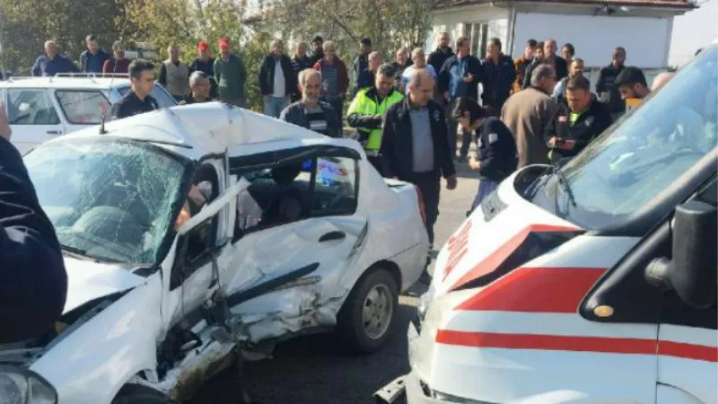 Kırmızı ışıkta geçince aracına ambulans çarptı; sürücü yaralandı, annesi öldü