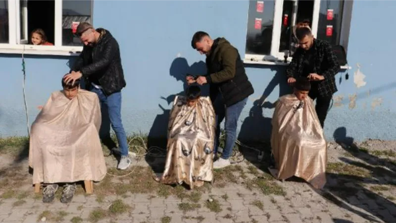 Köy köy gezip çocukları tıraş ettiler, oyuncak dağıttılar