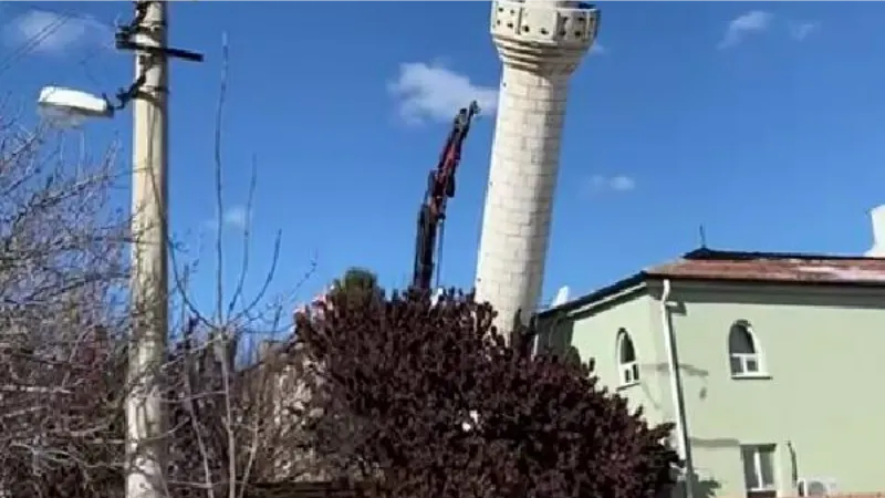 Depremde hasar gören Hicret Camii’nin minaresi, kontrollü yıkıldı