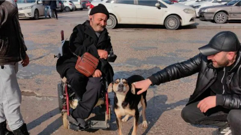 3 ay önce sahiplendiği köpek, hastane kapısından ayrılmadı