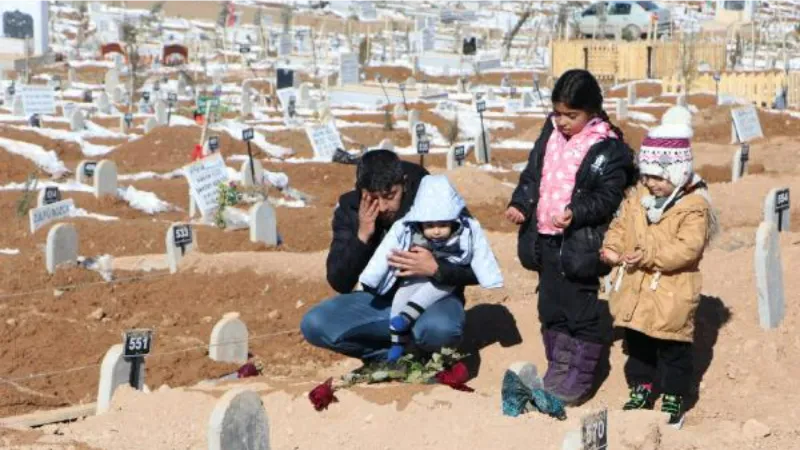 Depremde ölen eşinin mezarını ziyaret edip, Sevgililer Günü'nü kutladı 