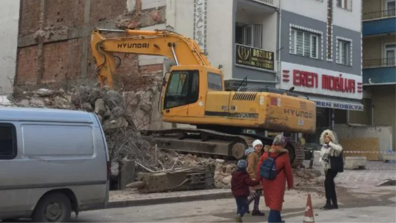 Kentsel dönüşüm çalışmasında evinin duvarı yıkıldı, ölümden döndü