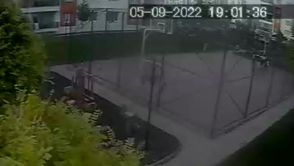 Oğluna top atan çocuğu dövdü; o anlar kamerada