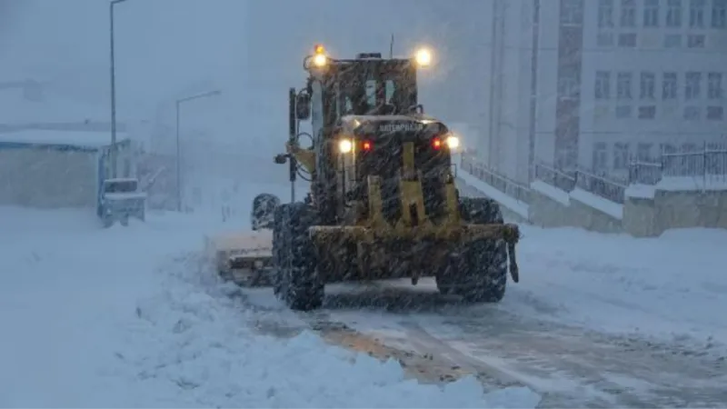 Yüksekova'da 115 yerleşim yerinin yolu kardan kapandı