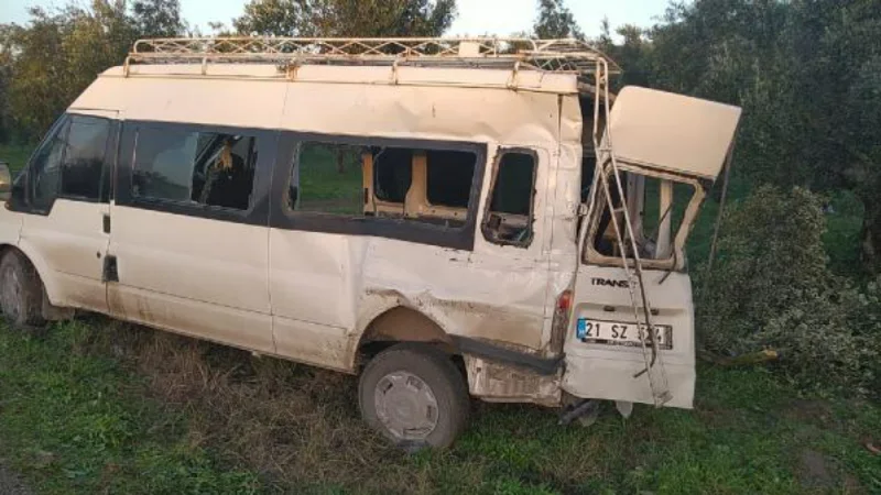Zeytin işçilerini taşıyan minibüse TIR çarptı: 8 yaralı