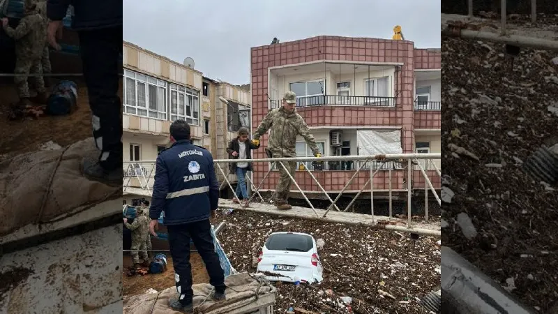 Mehmetçik, selde mahsur kalanları seyyar köprüyle tahliye etti