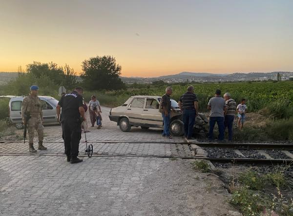 Trenin çarptığı otomobil hurdaya döndü; karı- koca kazadan yara almadı