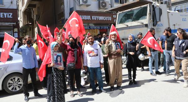 Hakkari'deki evlat eyleminde HDP binasından çalınan müziğe tepki