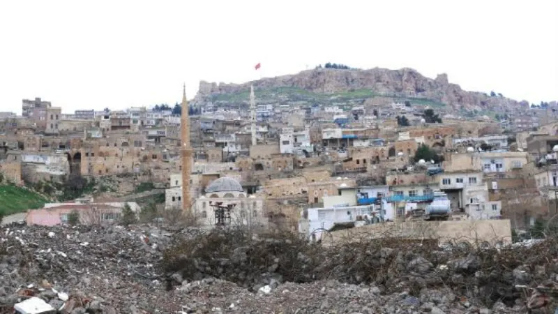 Mardin'de kültürel dokuyu bozan 5 katlı binanın yıkımı yapıldı