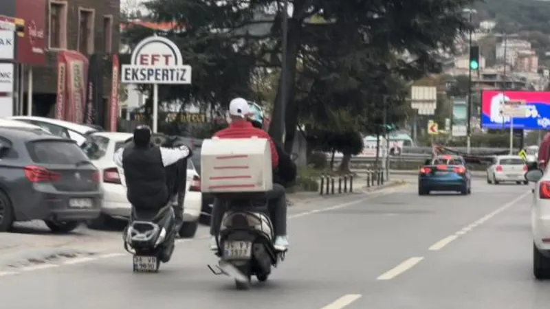 Üsküdar'da motosikletlinin tek teker üzerinde tehlikeli yolculuğu