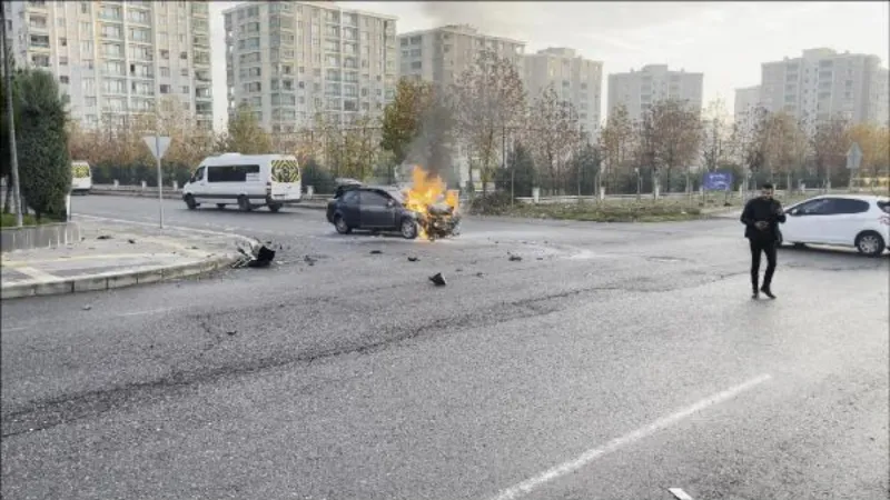 Diyarbakır'da lüks otomobile çarpan araç yandı: 2 yaralı