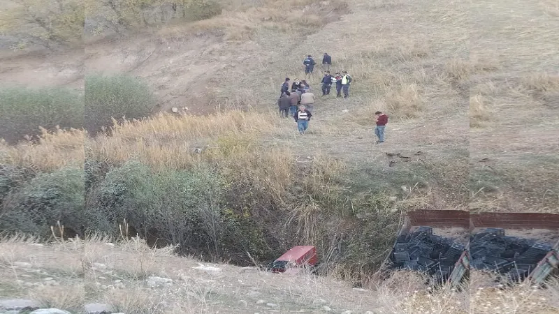 Römorkunu kurtarmak isterken devrilen traktörün altında kalıp öldü