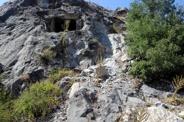 Defineciler kaya mezarını dinamitle patlatıp tahrip etti