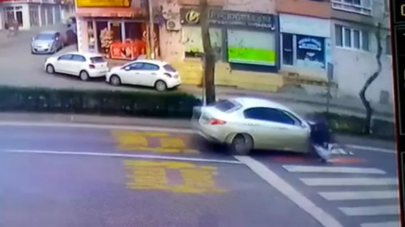 Otomobilin yayaya çarptığı kaza, kamerada görüntülendi