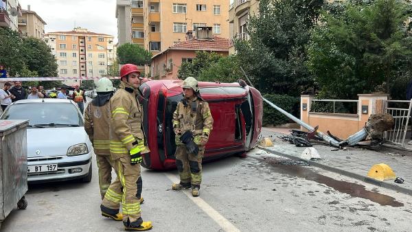 Kadıköy'de otomobil çarptığı elektrik direğini söküp yan yattı