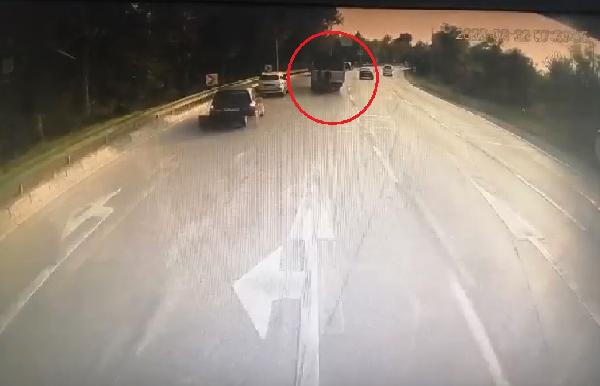 Belediye otobüsü, arızalanan kamyonete çarptı: 2'si ağır 21 yaralı