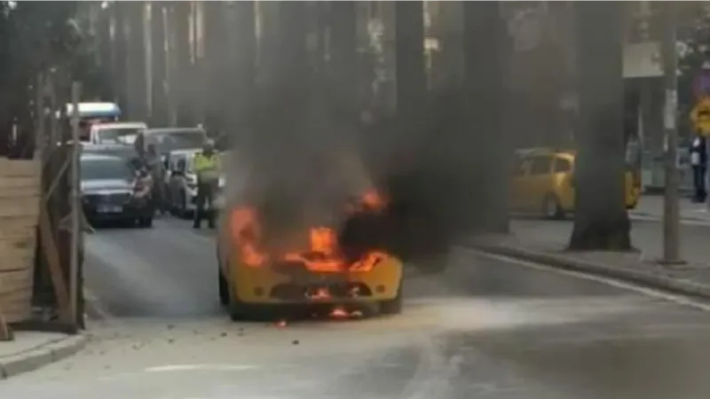 İzmir'de seyir halindeyken alev alan taksi yandı