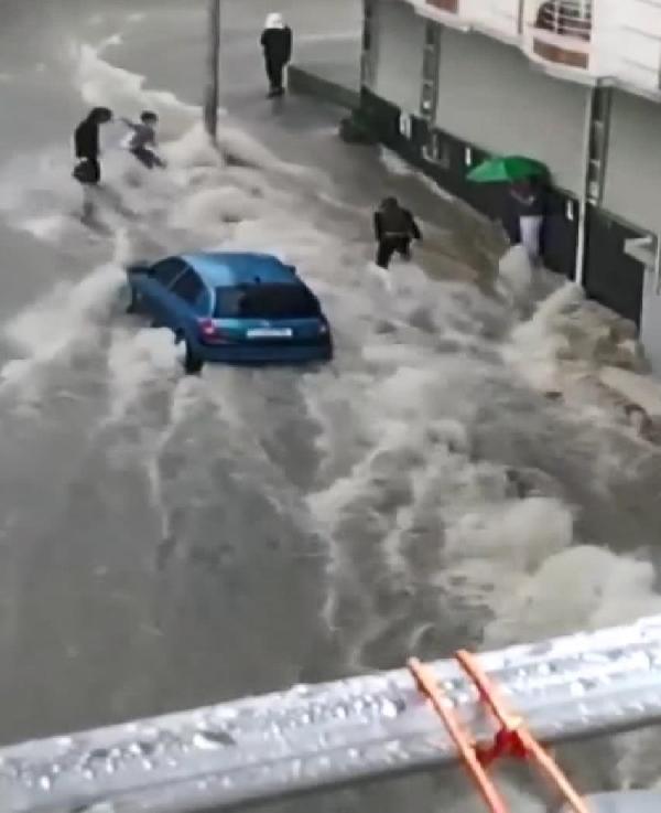 Esenyurt'ta yolun karşısına geçmeye çalışan çocuk akıntıya kapıldı
