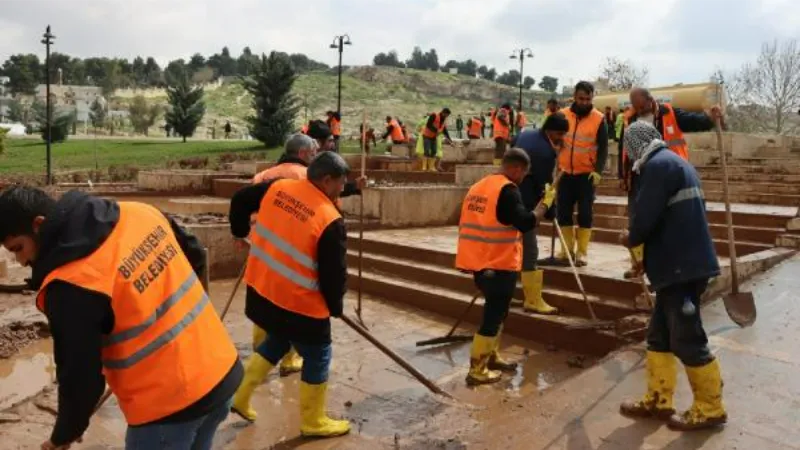 Şanlıurfa’da 2 mahallede sel temizliği devam ediyor, kayıp TIR sürücüsü aranıyor