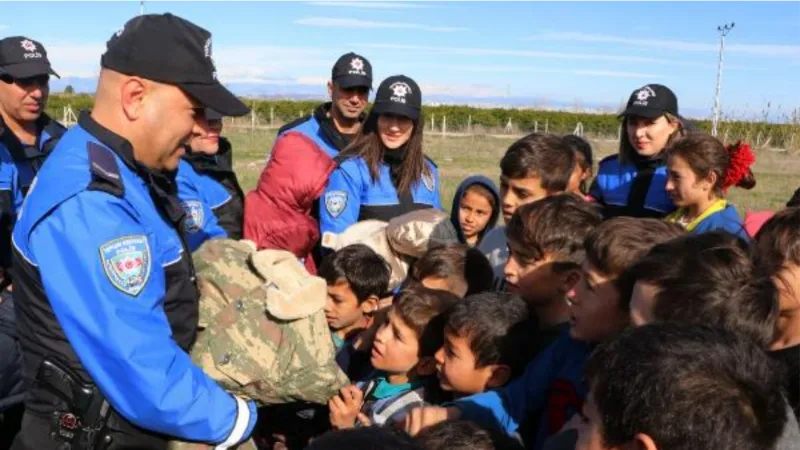 Polisin dağıttığı askeri montu giyip, 'Ben komutan olacağım' dedi